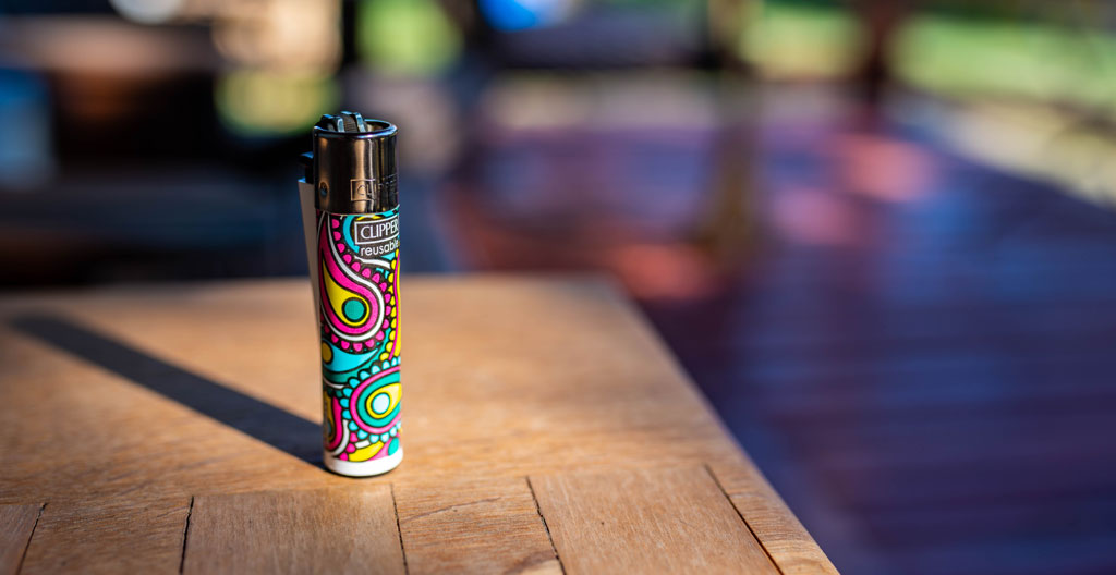 Gros plan macro sur un briquet publicitaire professionnel révélant les détails de la zone de marquage personnalisé et la qualité de finition du matériau
